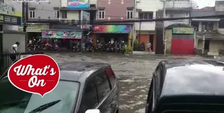 Banjir di Bandung kali ini terbilang parah. Sebuah mobil hanyut terbawa derasnya air