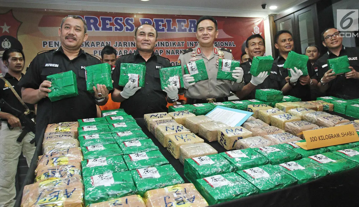 Jajaran DitTipid Narkoba Bareskrim Mabes Polri menunjukkan barang bukti sabu saat rilis di Jakarta, Kamis (21/12). Penyelundupan sabu dari Malaysia menggunakan modus dikemas plastik teh Cina warna kuning dan hijau. (Liputan6.com/Herman Zakharia)
