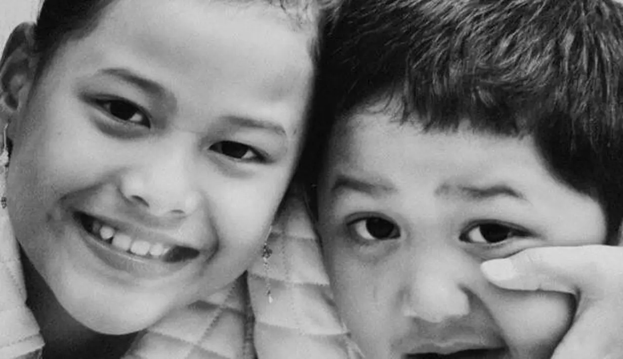 <p>Yuni Shara juga pernah mengunggah foto masa kecil Aurel, ketika keponakannya itu berulang tahun. &rdquo;Salah satunya terjadi pada 10 Juli 2017. &ldquo;Happy birthday @aurelhermansyah #birthdaygirl #loli #10juli2017,&rdquo; tulis Yuni Shara. (Foto: Instagram @yunishara36)</p>