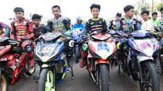 Deretan para pembalap yang bertanding di Yamaha Cup Race Seri 1 yang bertempat di Sirkuit Puncak Mario, Kabupaten Sidrap, Sulawesi Selatan. (Bola.com/Abdul Aziz)