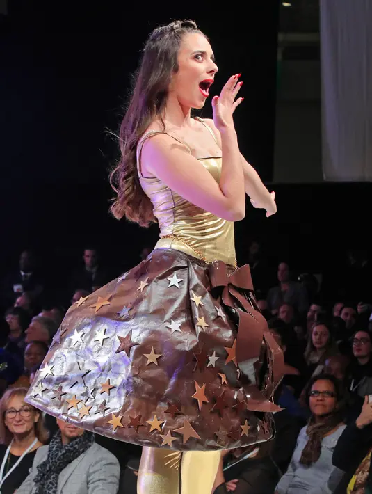 Seorang model mengenakan busana berbahan dasar cokelat saat peragaan busana sebagai bagian dari  Chocolate Fair di Paris, Selasa (29/10/2019). Acara Chocolate Fair tersebut diadakan mulai 29 Oktober dan berlangsung hingga 3 November mendatang. (AP Photo/Michel Euler)