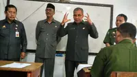 Wali Kota Makassar Moh Ramdhan Pomanto melakukan sidak penyelenggaraan seleksi kepala sekolah di SMA Negeri 16 Makassar. (Liputan6.com/Ahmad Yusran)) 