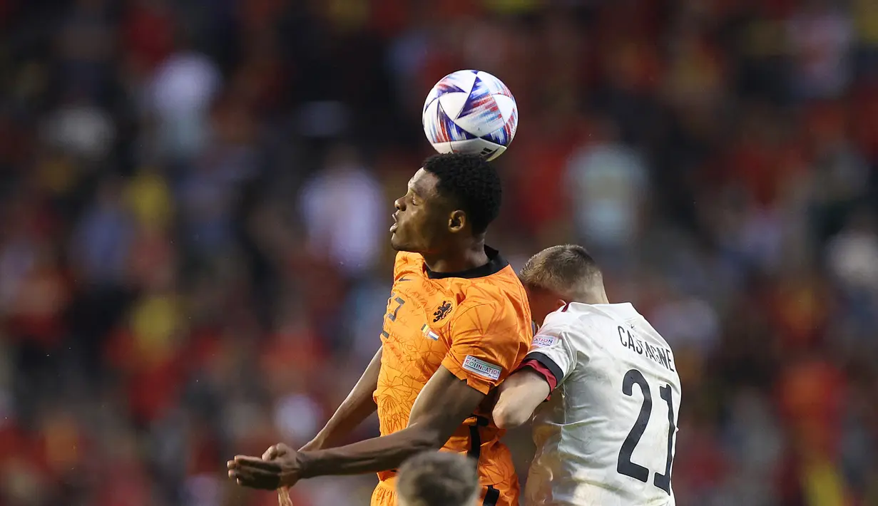 Gelandang timnas Belanda Frenkie De Jong (kiri) berebut bola dengan gelandang Belgia Alexis Saelemaekers pada matchday pertama Grup D Liga A UEFA Nations League 2022/2023 di Stadion Raja Baudouin, Sabtu (4/6/2022) dini hari WIB. Belanda sukses menghajar Belgia dengan skor telak 4-1. (Kenzo TRIBOUILLARD / AFP)