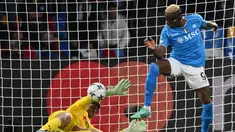 Pemain Napoli, Victor Osimhen (kanan) mencetak gol ke gawang Braga yang dijaga oleh Matheus pada laga lanjutan Grup C Liga Champions 2023/2024 di Armando Maradona Stadium, Napoli, Italia, Rabu (13/12/2023) dini hari WIB. (AFP/Alberto Pizzoli)