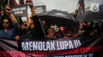 Forum Alumni Universitas Indonesia (UI) bergabung dengan keluarga penyintas pelanggaran HAM berat serta para mantan aktivis 98 mengikuti aksi Kamisan di depan Istana Negara, Jakarta, Kamis (1/2/2024). (Liputan6.com/Angga Yuniar)