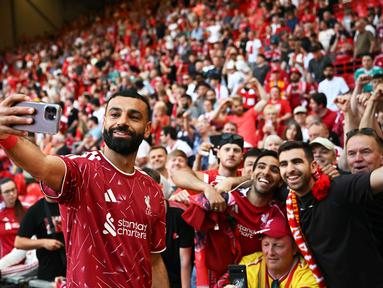 Momen haru menyelimuti perpisahan Mohamed Salah dengan Liverpool din Anfield, Liverpool, Inggris pada Minggu (24/05/2026) waktu setempat. (AFP/Paul Ellis)