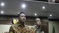 Terdakwa kasus suap pengadaan barang dan jasa di Pemkot Kendari, Asrun dan Wali Kota Kendari nonaktif, Adriatma Dwi Putra bersiap menjalani sidang lanjutan di Pengadilan Tipikor, Jakarta, Rabu (12/9). (Liputan6.com/Herman Zakharia)