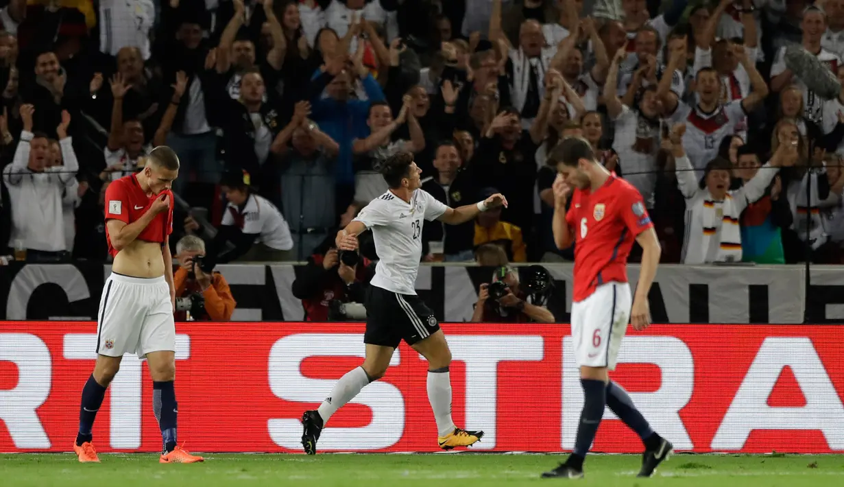 Penyerang Jerman, Mario Gomez (tengah) melakukan selebrasi usai mencetak gol ke gawang Norwegia pada grup C Kualifikasi Piala Dunia 2018 di Stuttgart, Jerman,(4/9). Jerman menang telak atas Norwegia 6-0. (AP Photo/Matthias Schrader)