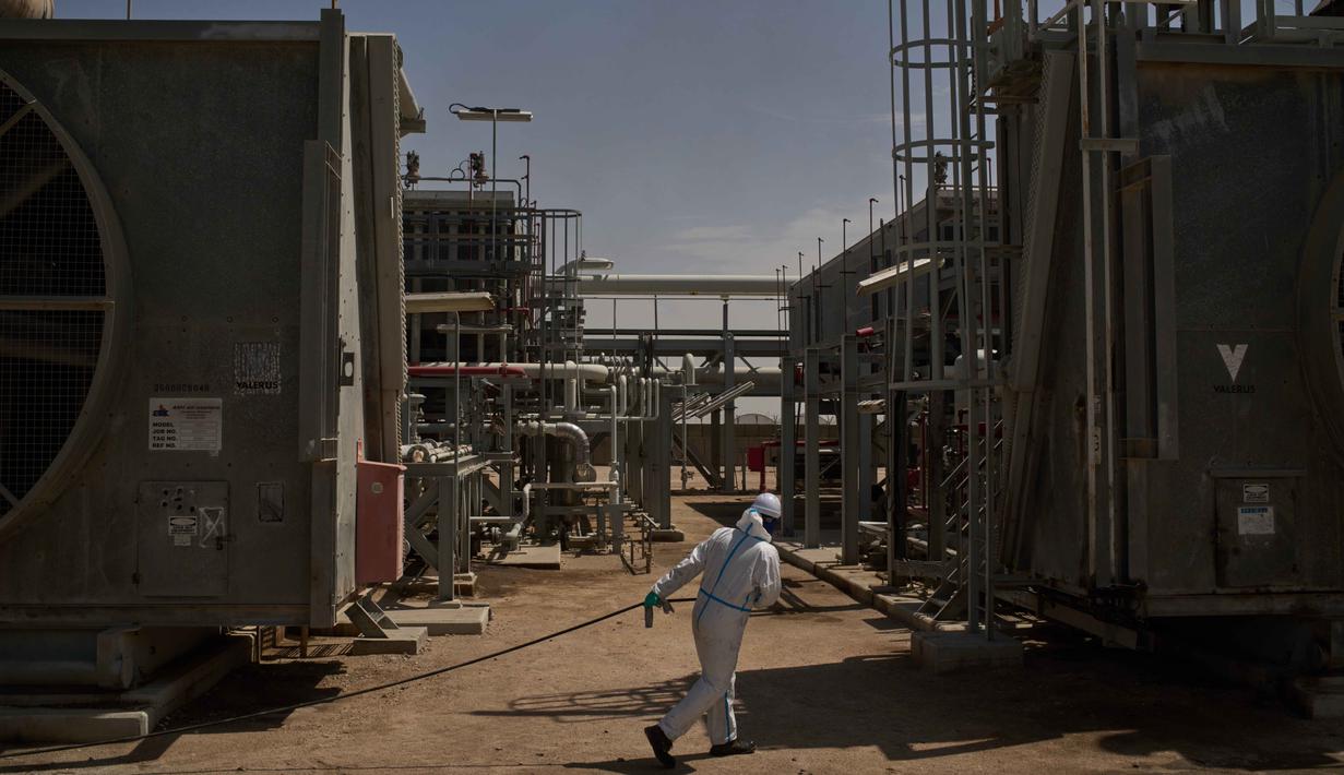 Eskalasi konflik ini meningkatkan risiko penutupan jalur distribusi perdagangan migas yang cukup vital, yakni Selat Hormuz. Tampak dalam foto, seorang pekerja menarik selang saat bekerja di stasiun degasifikasi di ladang minyak Zubair, yang operasinya telah dikurangi karena perang Timur Tengah yang dipicu oleh serangan AS dan Israel terhadap Iran, dekat Basra, Irak, Sabtu, 28 Maret 2026. (AP Photo/Leo Correa)