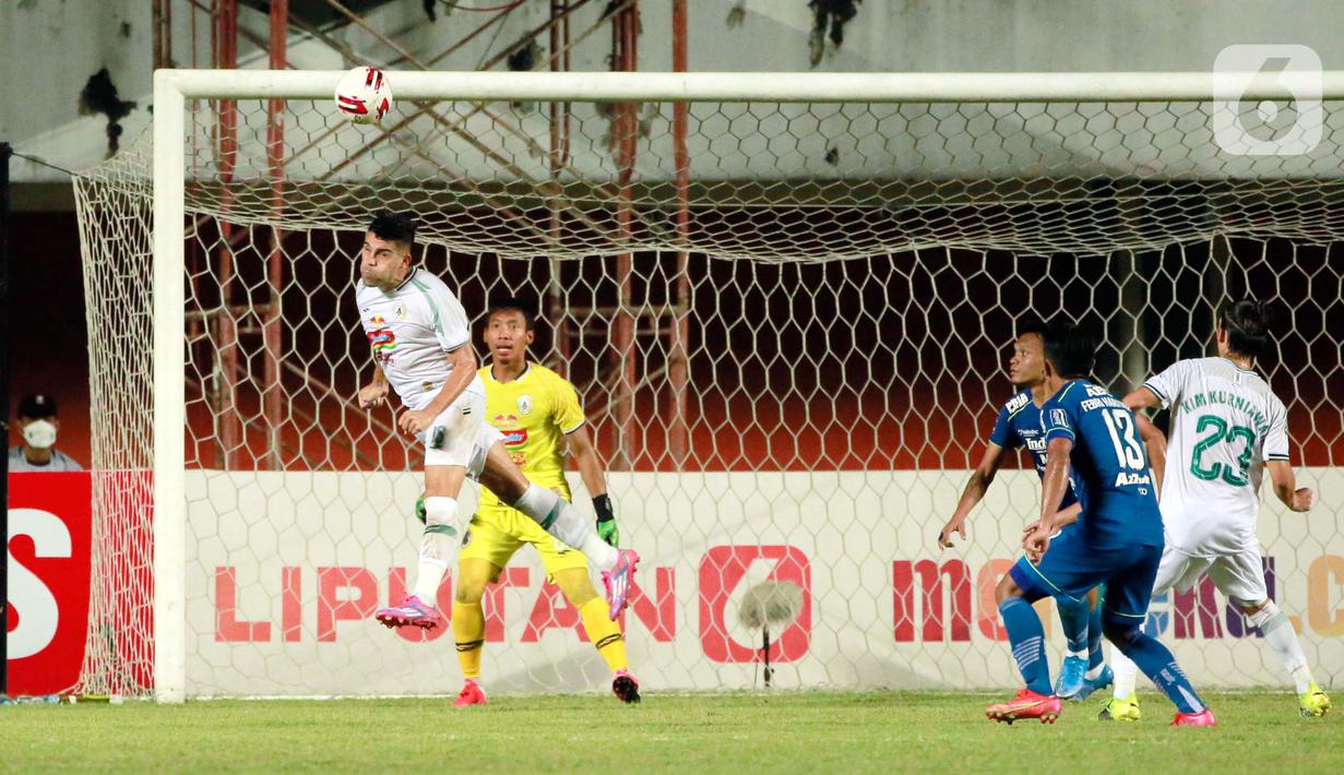 Pemain PS Sleman, Fabiano Da Rosa Beltrame (kiri) menghalau bola diudara saat melawan Persib Bandung dalam pertandingan semifinal leg pertama Piala Menpora 2021 di Stadion Maguwoharjo, Sleman, Jumat (16/4/2021). (Bola.com/Ikhwan Yanuar)