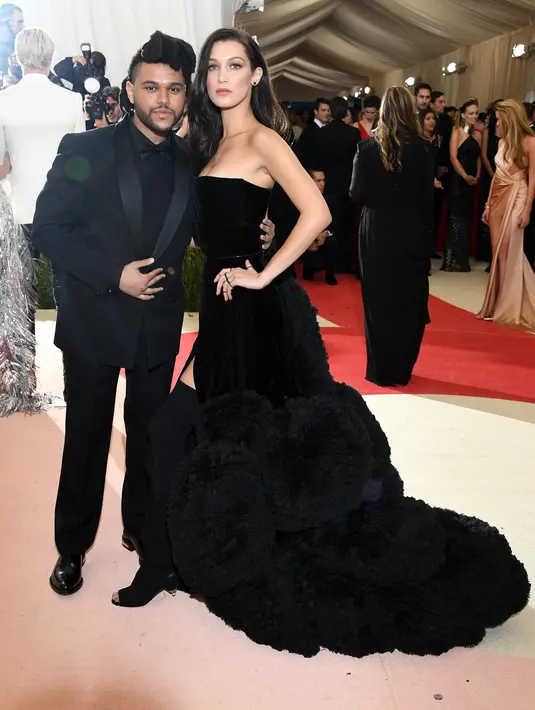 “Jadwal mereka (Bella dan Weeknd) sangat sulit untuk dibicarakan dan dia (The Weeknd) sedang fokus dalam tahap penyelesaian dan promosi album barunya,” ucap sumber. “Mereka tetap saling cinta dan menjadi teman baik,” lanjut sumber. (AFP/Bintang.com)