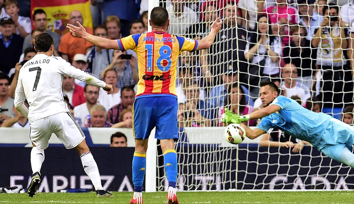 Diego Alves. Kiper Brasil 36 tahun yang kini berseragam Flamengo sejak 2017 ini memperkuat Valencia selama 6 musim, 2011/2012 hingga 2016/2017. Ia pernah menggagalkan 3 eksekusi penalti Cristiano Ronaldo saat jumpa Real Madrid di Liga Spanyol musim 2009/10, 2014/15 dan 2016/17. (AFP/Gerard Julien)