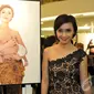 Deasy Noviyanti narsis di samping foto dirinya saat hadiri pameran tunggal Jerry Aurum, Senayan City, Jakarta, Rabu (17/9/2014) (Liputan6.com/Panji Diksana)
