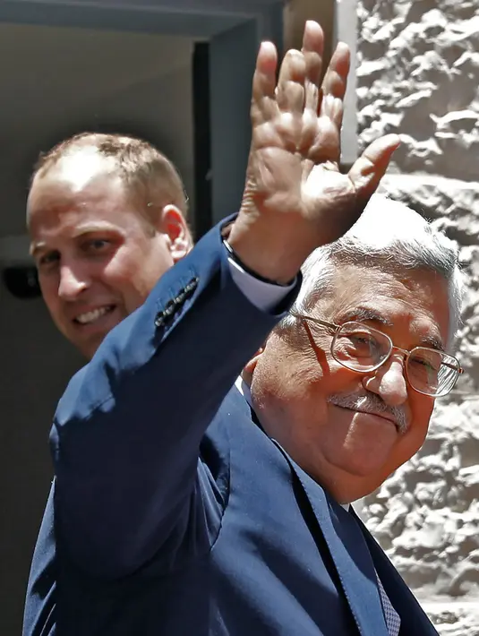 Presiden Palestina, Mahmud Abbas melambaikan tangan ketika menerima kedatangan Pangeran William dari Inggris di Tepi Barat Kota Ramallah, (27/6). Sebelumnya Pangeran Willian melakukan pertemuan dengan PM Israel. (AFP PHOTO / Ahmad Gharabli)