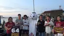 Maskot Piala Dunia 2022, La'eeb berfoto bersama warga saat mengunjungi Dermaga Banjar Raya,  Banjarmasin, Sabtu (29/10/2022). La'eeb sudah berada di kota Banjarmasin sejak hari Jumat (28/9/2022). (FOTO: Dok. SCM)