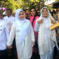 Dalam konferensi pers yang begitu singkat setelah akad nikah berlangsung, Ajip menyampaikan alasannya menikahi seorang Nani Wijaya. Ia mengatakan, dirinya membutuhkan pendamping setelah hidup sendiri selama beberapa tahun. (Fathan Rangkuti/Bintang.com)