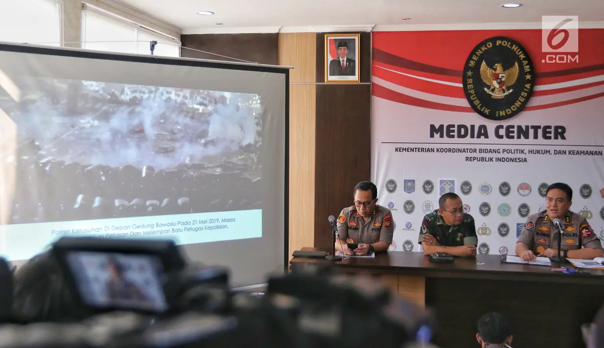 Kepala Pusat Penerangan TNI Mayjen Sisriadi dan Kepala Divisi Humas Polri Irjen M Iqbal saat menggelar jumpa pers terkait perkembangan kerusuhan 21-22 Mei 2019 di Jakarta, Selasa (11/6). Polisi Telah menetapkan 6 tersangka perencana pembunuhan terhadap 4 tokoh nasional.  (Liputan6.com/Johan Tallo)