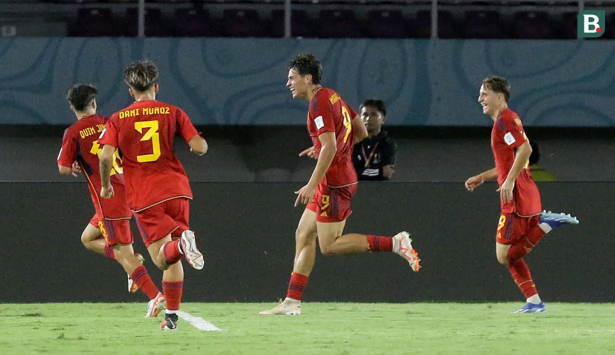 <p>Selebrasi pemain Timnas Spanyol U-17, Marc Guiu (tengah) setelah mencetak gol ke gawang Kanada U-17 dalam pertandingan babak penyisihan Grup B Piala Dunia U-17 di Stadion Manahan, Solo, Jumat (10/11/2023). (Bola.com/Arief Bagus)</p>
