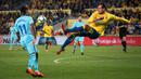Bek Las Palmas, Matias Aguirregaray, membuang bola saat melawan Barcelona pada laga La Liga Spanyol di Stadion Gran Canaria, Las Palmas, Kamis (1/3/2018). Kedua klub bermain imbang 1-1. (AFP/Desiree Martin)
