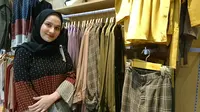 Telah menjadi ibu beranak satu, hijabers Dwi Handayani agak mengubah tampilannya menyesuaikan dengan perannya kini, terutama saat bulan Ramadan. (Liputan6.com/Dinny Mutiah)