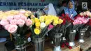 Deretan bunga mawar aneka warna dijual di kawasan Tangerang, Banten, Selasa (13/2). Jelang Valentine atau Hari Kasih Sayang, para pedagang bunga mawar mulai kebanjiran pesanan. (Liputan6.com/Angga Yuniar)