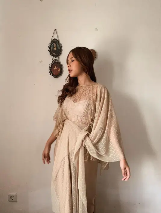 <p>Dress brokat juga bisa jadi inspirasimu. Model busana simple namun elegan ini cocok digunakan untuk menghadiri acara formal. [Instagram/cakecaine]</p>