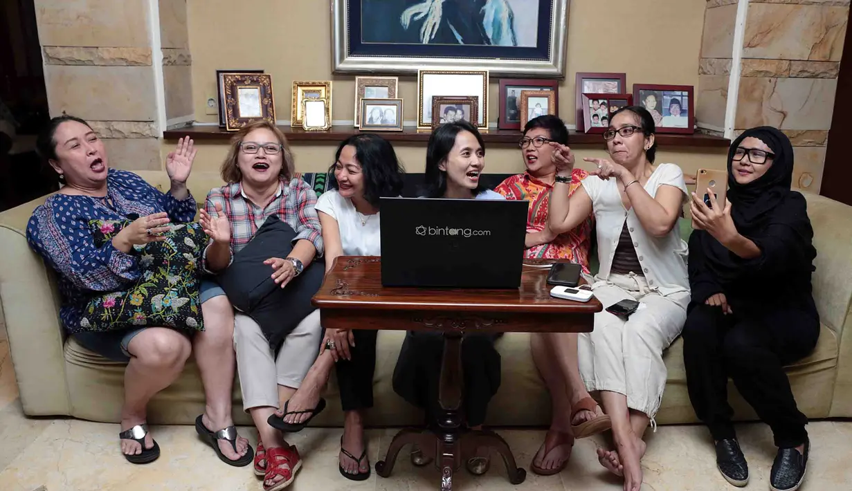 Meskipun masih dalam masa pemulihan, Santi Sardi tetap berantusias tinggi dalam menyapa penggemarnya lewat BBM Live Chat. Ia menjawab segala hal yang ditanyakan fansnya, terutama soal sakit yang dideritanya saat ini. (Deki Prayoga/Bintang.com)