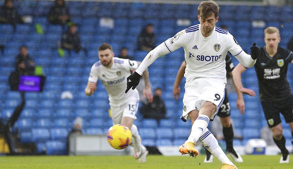 Striker Leeds United, Patrick Bamford, mencetak gol melalui tendangan penalti ke gawang Burnley pada laga Liga Inggris di Stadion Elland Road, Minggu (27/12/2020). Leeds United menang dengan skor 1-0. (Nigel French/Pool via AP)