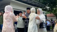 Calon presiden nomor urut 01 Anies Baswedan halal bihalal dengan cawapresnya Abdul Muhaimin Iskandar alias Cak Imin, Sabtu (20/4/2024). (Foto: Merdeka.com/Genantan Saputra).