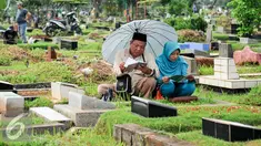 Warga membacakan doa di makam keluarganya menjelang bulan puasa di TPU Karet Bivak, Jakarta, Minggu (29/5/2016). Jelang bulan Ramadan, umat Muslim mulai ramai berziarah ke makam keluarganya. (Liputan6.com/Yoppy Renato)
