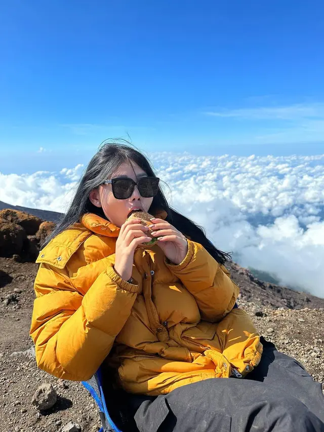 8 Potret Wendy Walters yang Ketagihan Mendaki Gunung, Selalu Jadi Pengalaman Menarik