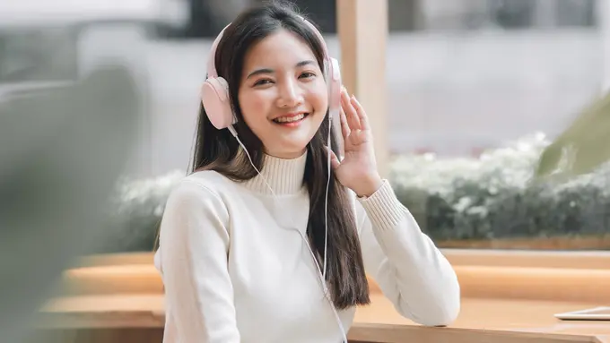 perempuan tersenyum bahagia kalem baik