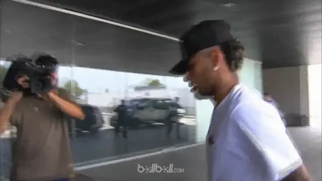 VIDEO: Neymar Menunduk Diam Saat Berangkat ke Paris
