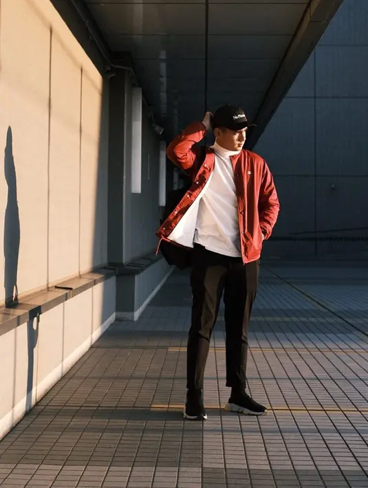 Aktor yang dikenal melalui perannya di Roman Picisan The Series ini memiliki banyak ide untuk tampil kasual. Nampak dari unggahan Instagramnya, Rayn tak pernah tunjukkan gaya yang monoton. (Liputan6.com/IG/raynwijaya26)