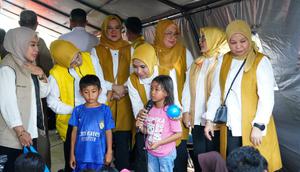 Dharma Wanita Persatuan (DWP) Kementerian ESDM menyalurkan bantuan kemanusiaan untuk masyarakat terdampak bencana banjir dan longsor di Pulau Sumatra. (Istimewa)