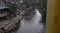 Sungai Deli terlihat sepi saat peringatan HUT Kemerdekaan RI ke-73 karena dikhawatirkan masih ada buaya di sungai itu. (foto : Liputan6.com/Reza Efendi) /