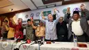 Ketua Umum PBNU Said Aqil Siradj mengangkat tangan bersama pemuka agama lain usai pembacaan seruan moral tentang Pilkada DKI Jakarta putaran kedua di Jakarta, Senin (17/4). (Liputan6.com/Johan Tallo)
