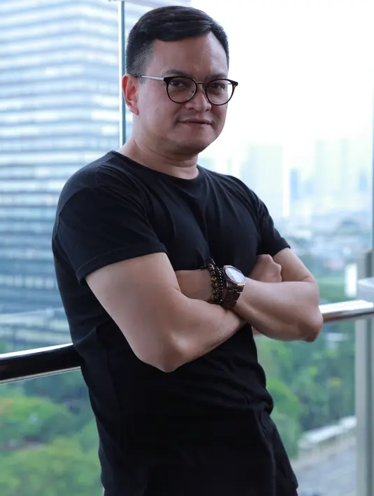 "Ini enggak selama Kahitna, yang sampai 8 tahun. Rekaman buat lagu bisa cepat. Tapi dalam proses rekaman itu bukan cuma teknik tapi harus punya isi dan roh," Hedi Yunus menambahkan. (Galih W. Satria/Bintang.com)