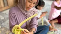 Lestarikan Budaya, Bocah di Banyuwangi Belajar Menganyam Ketupat