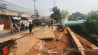 Pemerintah Kota Depok melakukan pelebaran Jalan Raya Cipayung, Depok (Liputan6.com/Dicky Agung Prihanto)