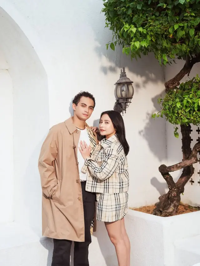 Pesona Prilly dan Omara dalam pemotretan terbaru. (credit:instagram.com/prillylatuconsina96/winstong