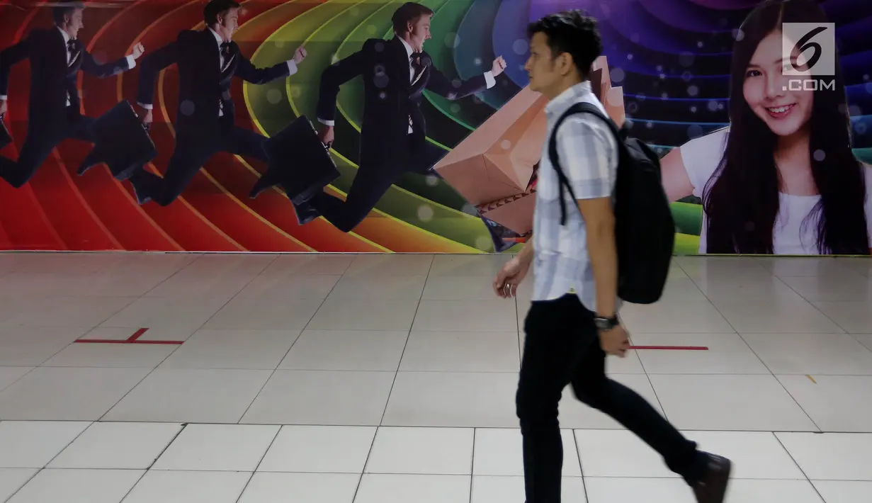 Seorang pria berjalan di depan papan iklan di Blok M Mal, Jakarta Selatan, Selasa (8/1). Maraknya pusat perbelanjaan di Ibukota Jakarta, membuat Blok M Mal semakin sepi dan berkurangnya minat pengunjung. (Liputan6.com/Johan Tallo)
