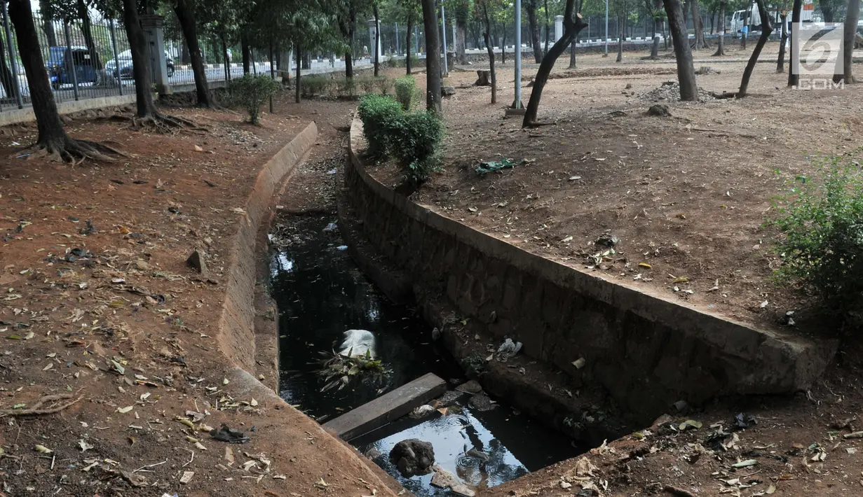 Kondisi saluran air di Taman Jatinegara, Jakarta, Senin (16/9/2019). Kondisi taman kota di Jakarta Timur ini sangat memprihatinkan, terlihat dari berbagai fasilitas yang rusak akibat tidak terawat, seperti bangku, lampu, pepohonan, akses jalan, toilet, dan pagar taman. (merdeka.com/Iqbal S. Nugroho)