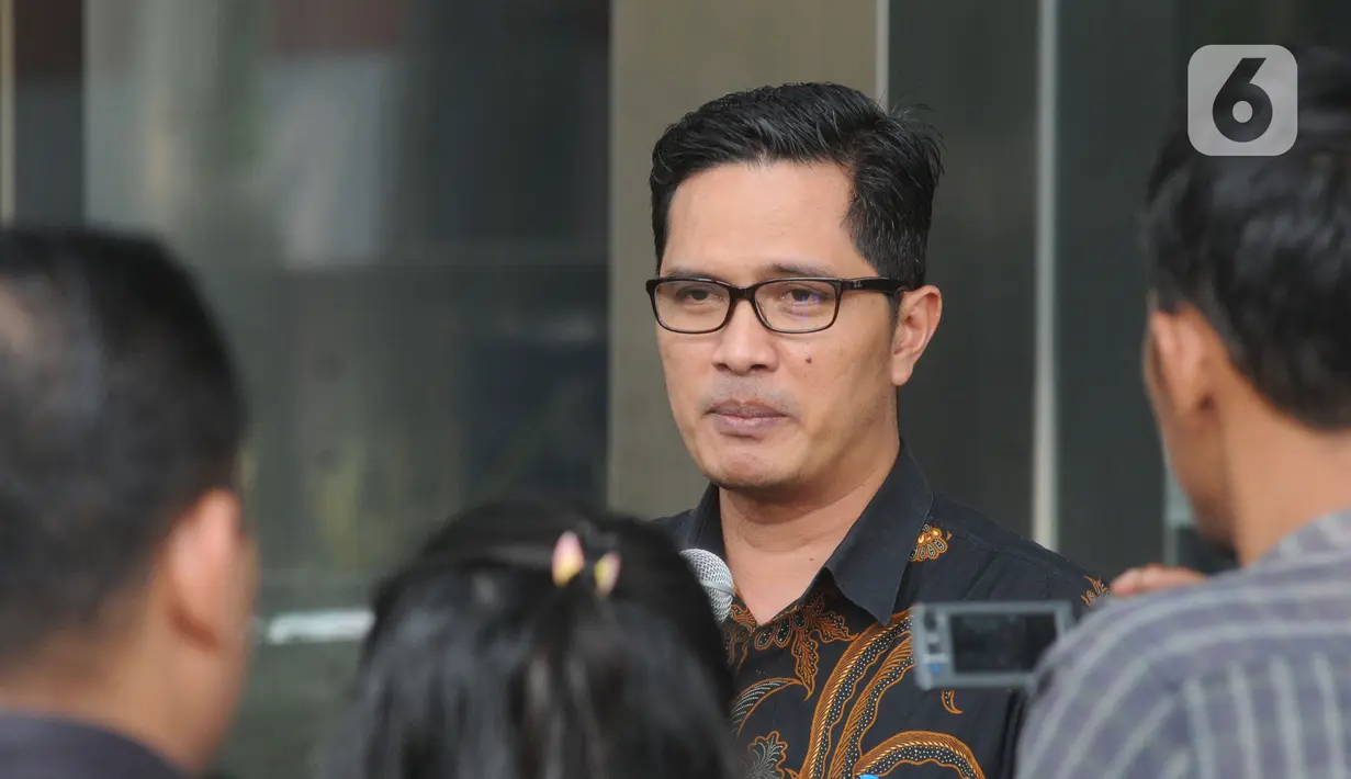 Juru Bicara KPK Febri Diansyah memberikan keterangan kepada wartawan di Gedung KPK, Jakarta, Senin (26/12/2019). Febri melepas jabatan Juru Bicara KPK dan memilih sebagai Kabiro Humas KPK. (merdeka.com/Dwi Narwoko)