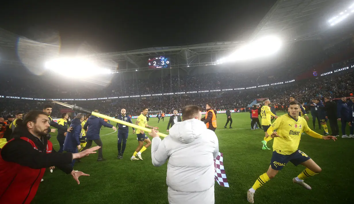 Bukan tanpa alasan, mereka melakukan hal tersebut sebagai bentuk protes kepada federasi sepak bola Turki. Protes itu terkait serangan yang dilakukan suporter Trabzonspor pada laga Liga Super Turki, 17 Maret lalu. (AFP/DHA (Demiroren News Agency))