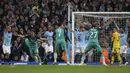 Striker Tottenham Hotspur, Fernando Llorente, melakukan selebrasi usai membobol gawang Manchester City pada laga Liga Champions di Stadion Etihad, Rabu (17/4). Manchester City menang 4-3 atas Tottenham Hotspur. (AP/Dave Thompson)