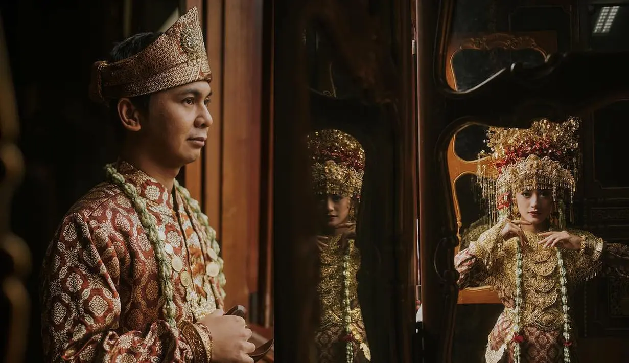 Lihat betapa gagahnya Raditya Dika saat mengenakan busana tradisional Palembang. Anissa juga tampak anggun dengan hiasan kepala khas Palembang. (Foto: instagram.com/aldosinarta)