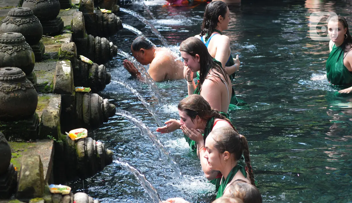 <p>Wisatawan antri membersihkan diri (melukat) di Pura Tirta Empul, Desa Tampaksiring, Gianyar, Bali, jumat (6/5/20222). Dalam sehari, lebih dari 2.000 wisatawan berkunjung ke obyek wisata spiritual i yang menjadi salah satu primadona di Pulau Bali ini. (merdeka.com/Arie Basuki)</p>