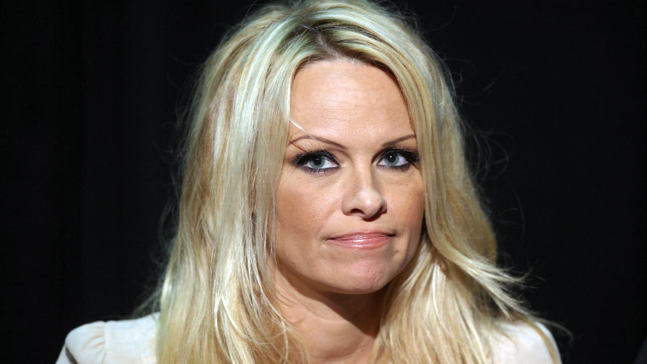 Pamela Anderson Tak Akan Pacaran Lagi Sampai Natal
