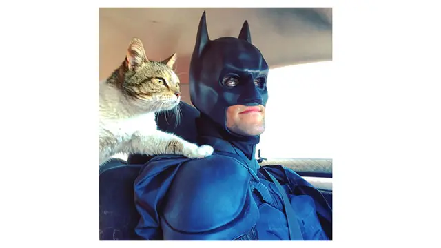 Terobsesi Karakter Superhero, Pria Ini Kenakan Kostum Batman Saat Kegiatan Sosial